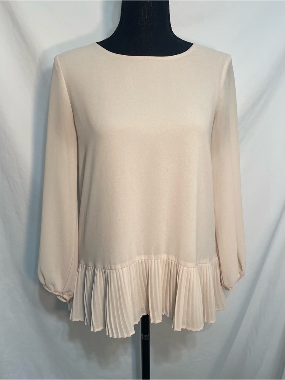 Naked Zebra Women’s Cream Pleated Hem Long Sleeve Top. Size Medium. Preowned.